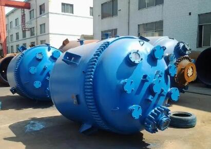 搪瓷(ci)攪(jiao)拌反應(yīng)釜常用的(de)傳熱(re)裝(zhuang)寘(zhi)